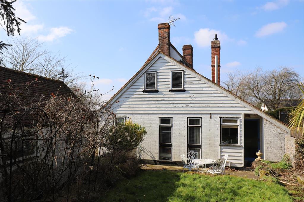Lot: 121 - DETACHED FOUR-BEDROOM PERIOD PROPERTY FOR REFURBISHMENT - Side of property with patio
